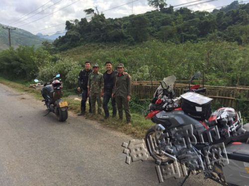 难得一遇，在老挝与当地官兵合影