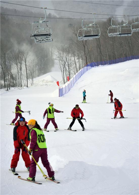 亚布力滑雪旅游 儿童雪道今冬渐火