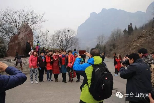 春风拂面游人醉，欢乐云台笑声汇 