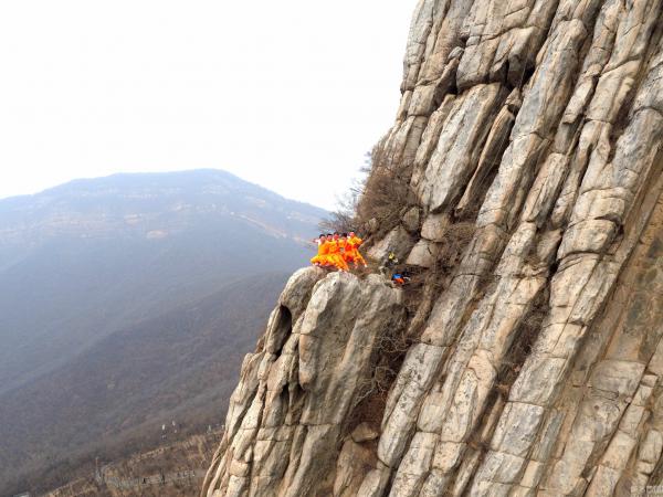 武者嵩山千米悬崖飞檐走壁修炼少林功夫