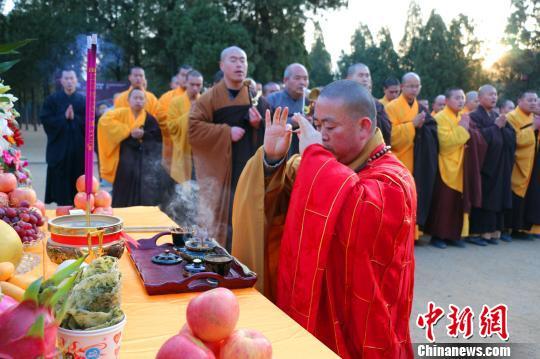 观世音菩萨圣诞日释永信率少林僧众塔林祭祖