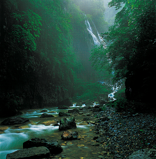 青龙峡流瀑蜿蜒谷更幽