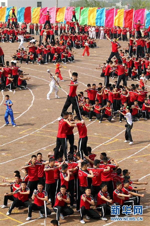 河南登封：万名武校学生同场训练