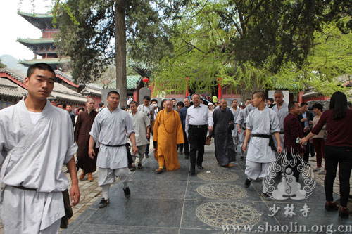 周和平一行参观少林寺常住院