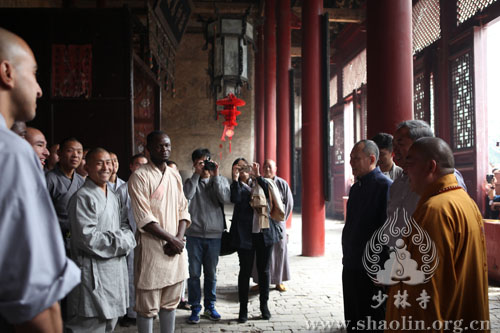 周和平询问“洋弟子”们在少林寺的修学情况